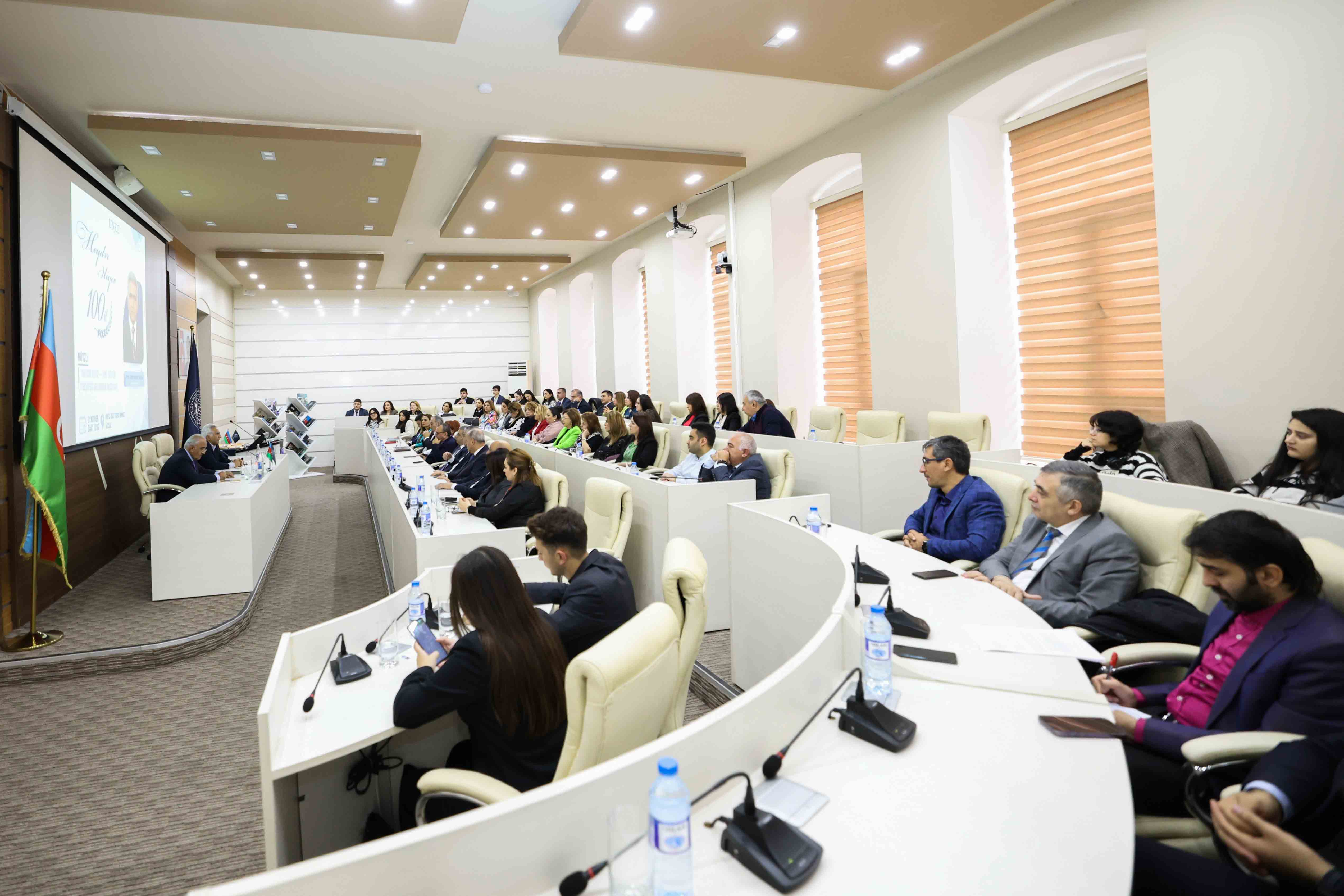 UNEC-də fəlsəfəsi və liderlik missiyasına həsr olunan tədbir keçirilib