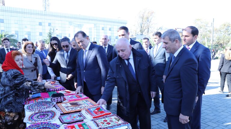 LDU-nun müəllimləri “Beynəlxalq əlilliyi olan şəxslər günü” ilə bağlı xeyriyyə sərgisində...