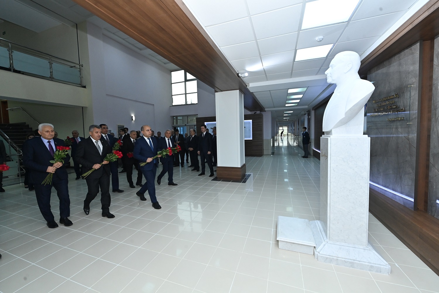 Universitetdə Heydər Əliyevin büstünün açılış oldu - FOTO