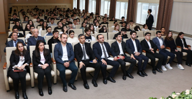 AzMİU-nun rektoru I kurs tələbələri ilə görüşüb