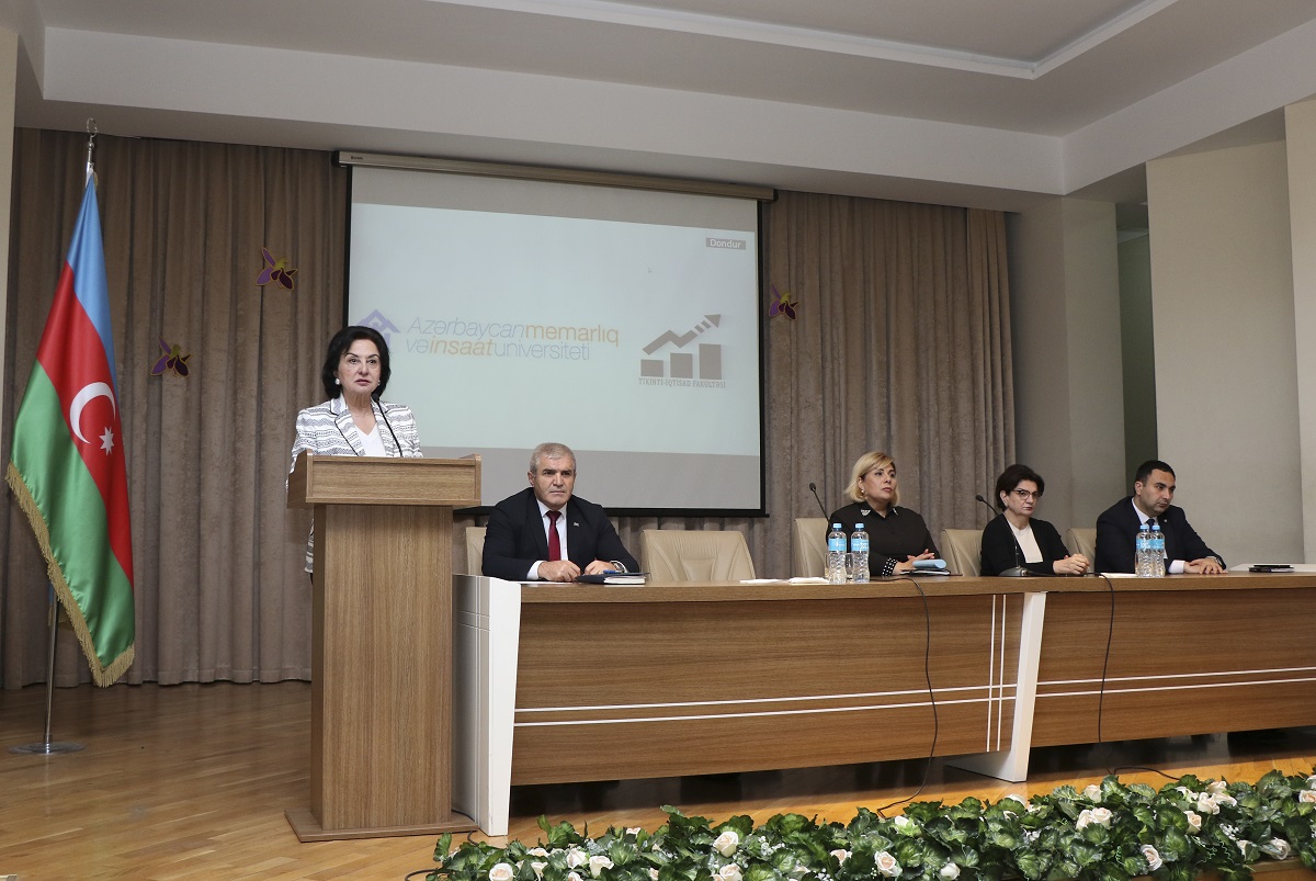 Rektor birinci kurs tələbələri ilə görüşüb