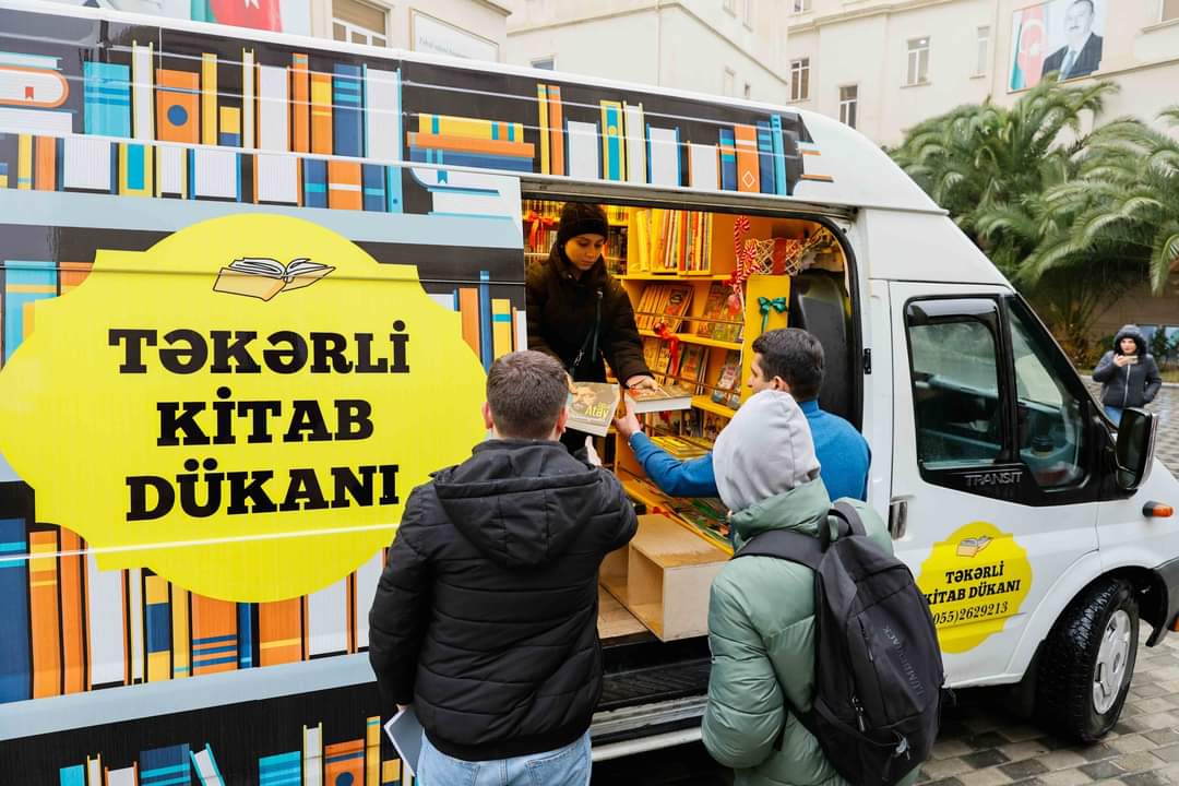 UNEC-də kitab-satış yarmarkası keçirilib