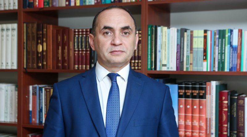 Direktor kişi olmalıdır, yoxsa qadın? – Deputatdan iddialara CAVAB