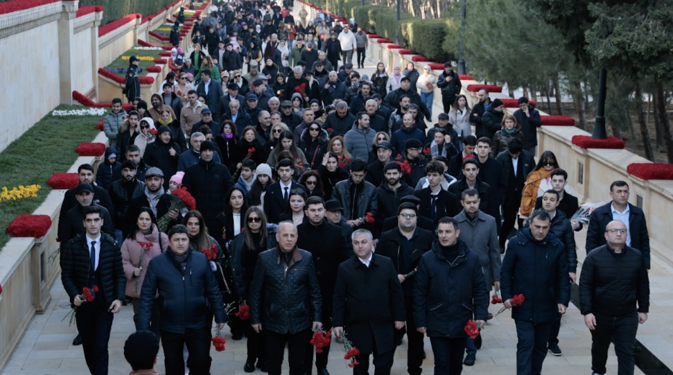 UNEC kollektivi Şəhidlər xiyabanını ziyarət edib 