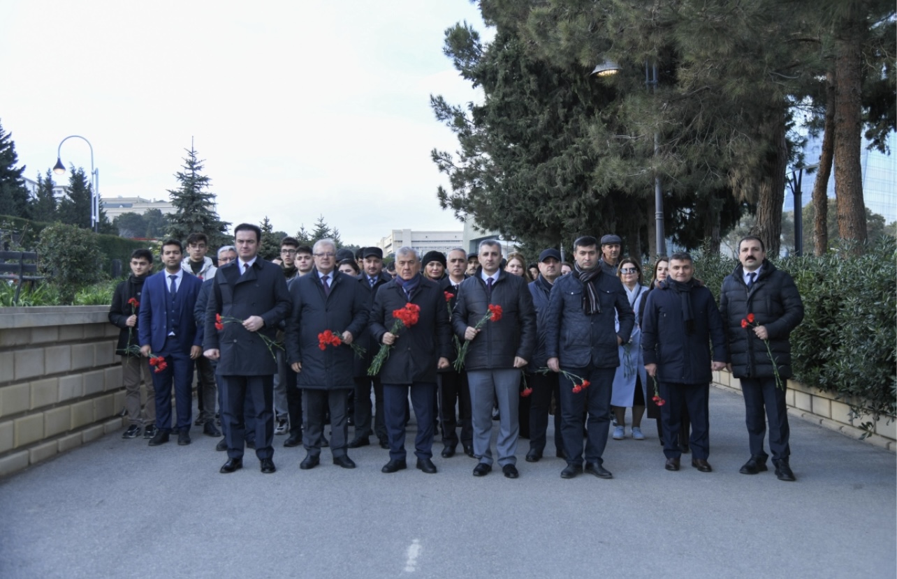 BMU kollektivi Şəhidlər xiyabanını ziyarət edib