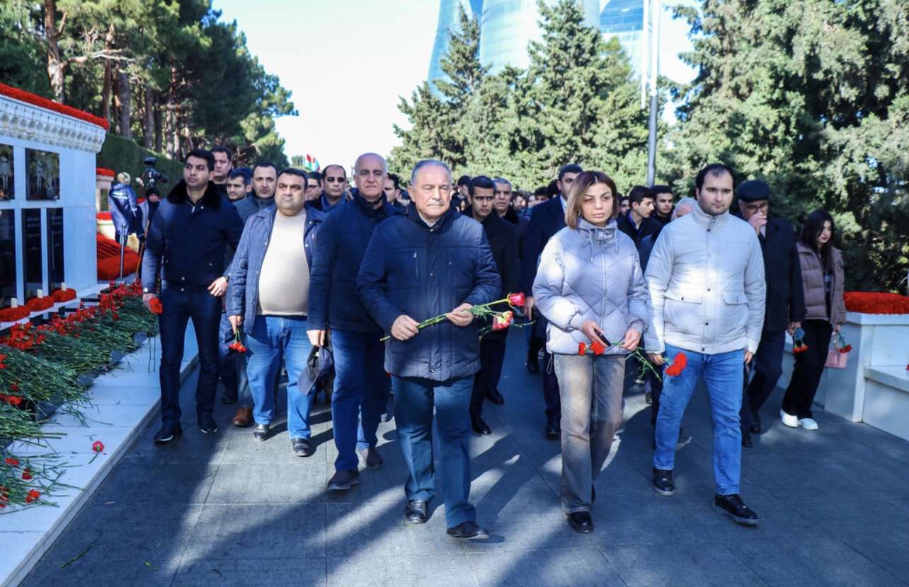 AzTU kollektivi Şəhidlər xiyabanını ziyarət edib