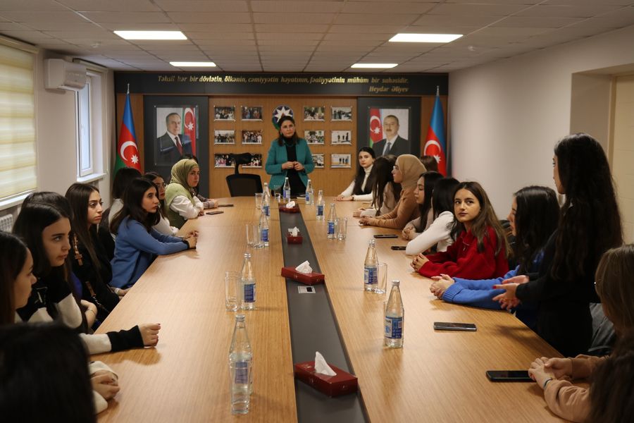 Bağçalarda könüllülük fəaliyyətinə dair tələbələrlə görüş keçirilib  