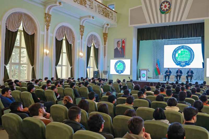 UNEC rektoru akademik borcu olan tələbələrlə görüşüb