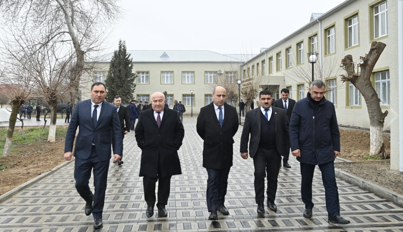 Emin Əmrullayev Beyləqanda təmir edilən məktəbdə olub