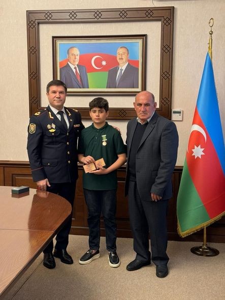  Həlak olan polisin medalı azyaşlı oğluna verildi - FOTO   