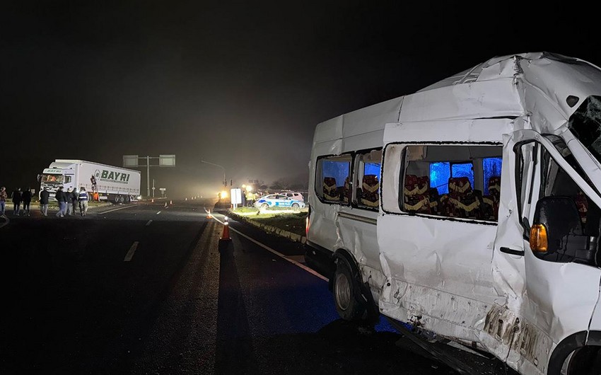 Türkiyədə yük maşını ilə məktəbli mikroavtobusu toqquşub