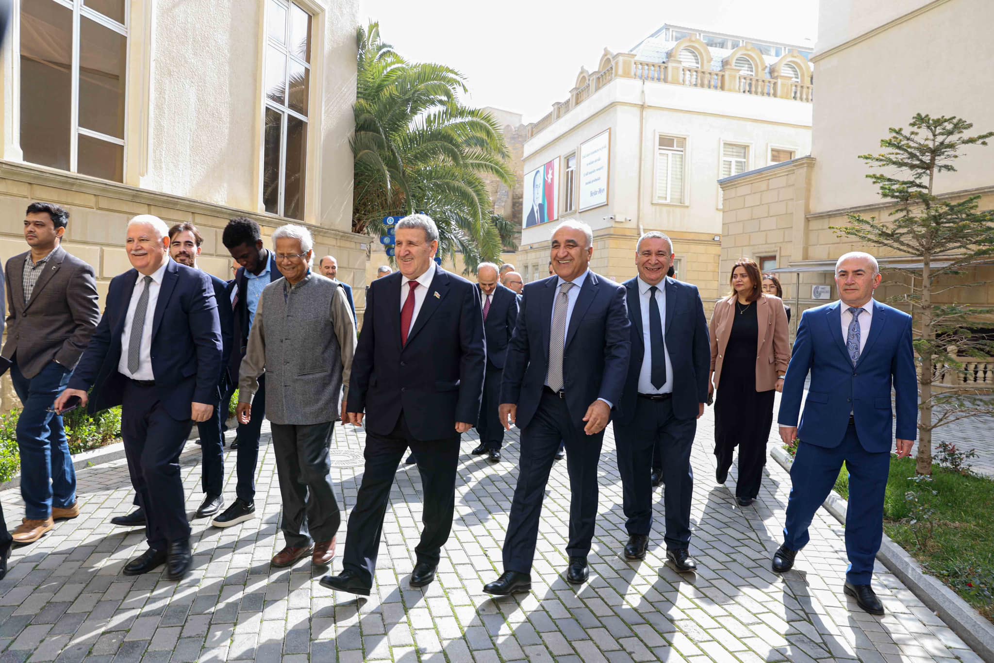 Nobel Sülh mükafatçısı Məhəmməd Yunus UNEC-də olub