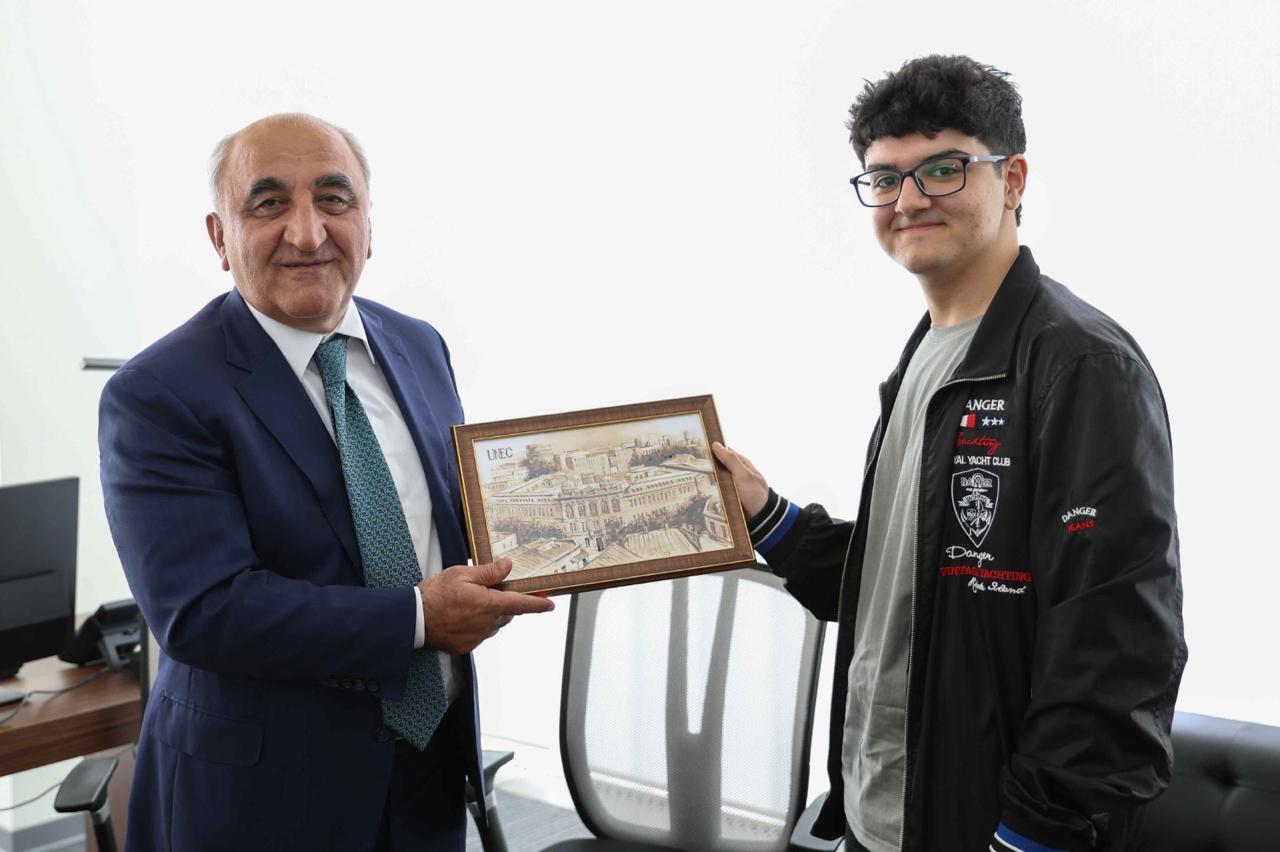 Rektor imtahanında maksimum bal toplayan şagirdlə görüşüb