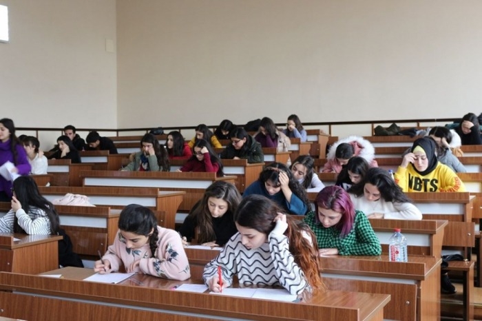 Subbakalavrların universitetlərə imtahansız qəbulu: Qarşısı alınmalıdır?