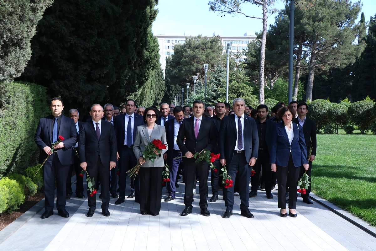 AzMİU kollektivi Ulu Öndər Heydər Əliyevin məzarını ziyarət edib