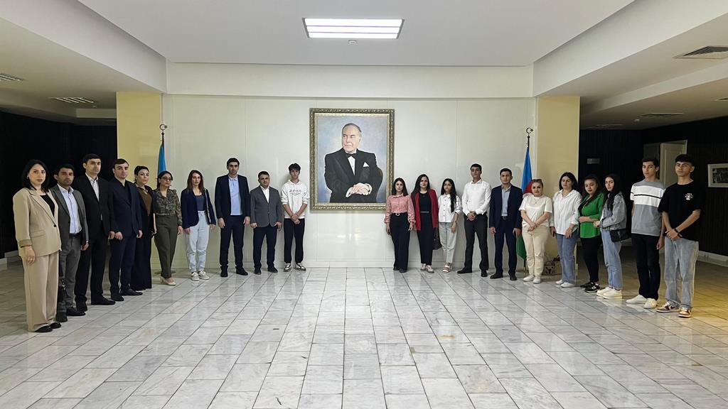 MDU kollektivi ümummilli lider Heydər Əliyevin xatirəsini yad ediblər