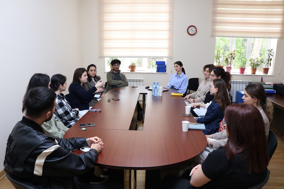 İtaliyalı bərpaçı-memar AzMİU-nun gənc tədqiqatçılarına seminar keçib