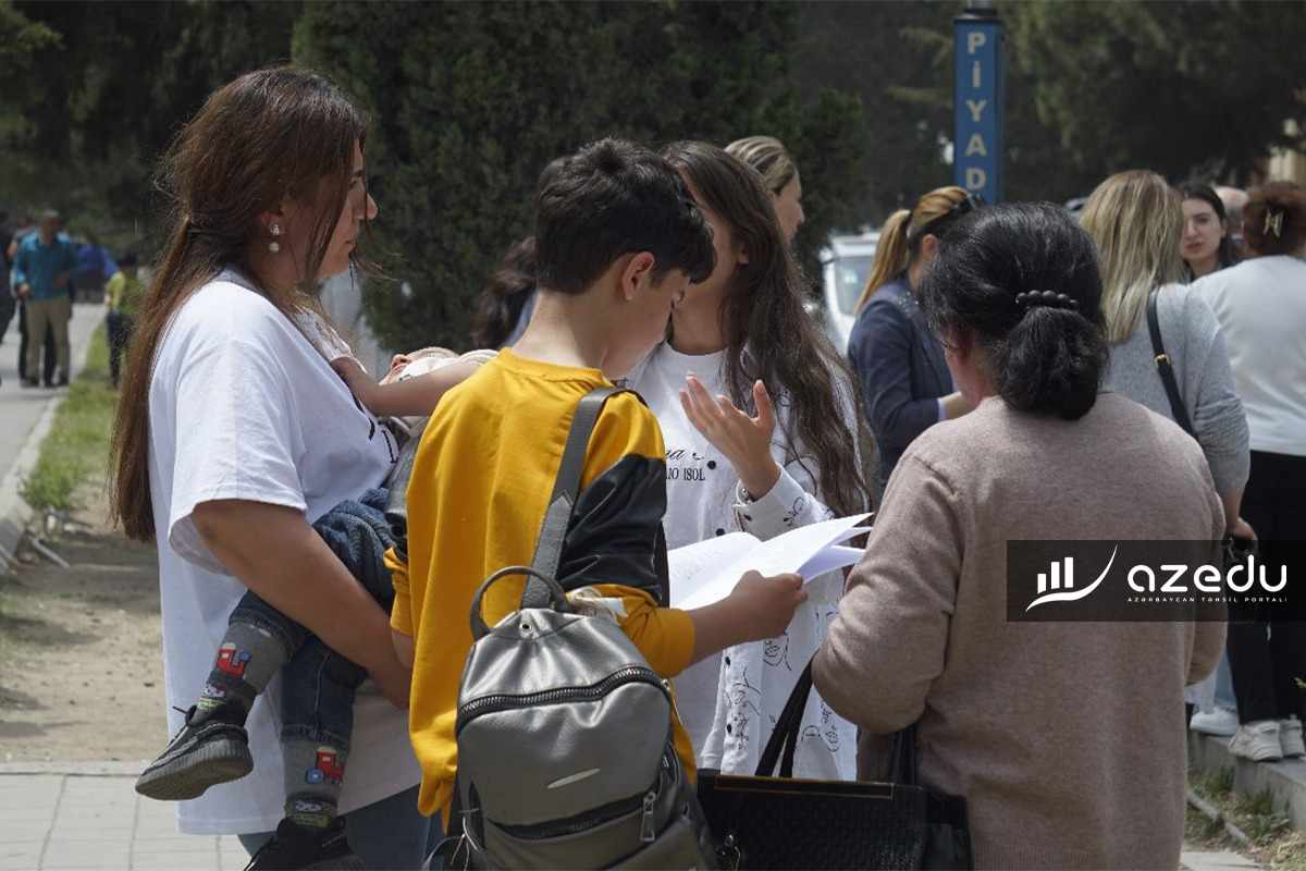 Həyəcanlı şagirdlər və onları təlaşla gözləyən valideynləri – İmtahandan REPORTAJ