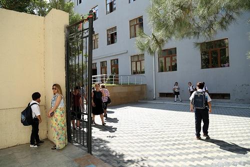 Şagirdi döyən mühafizəçi işdən qovuldu