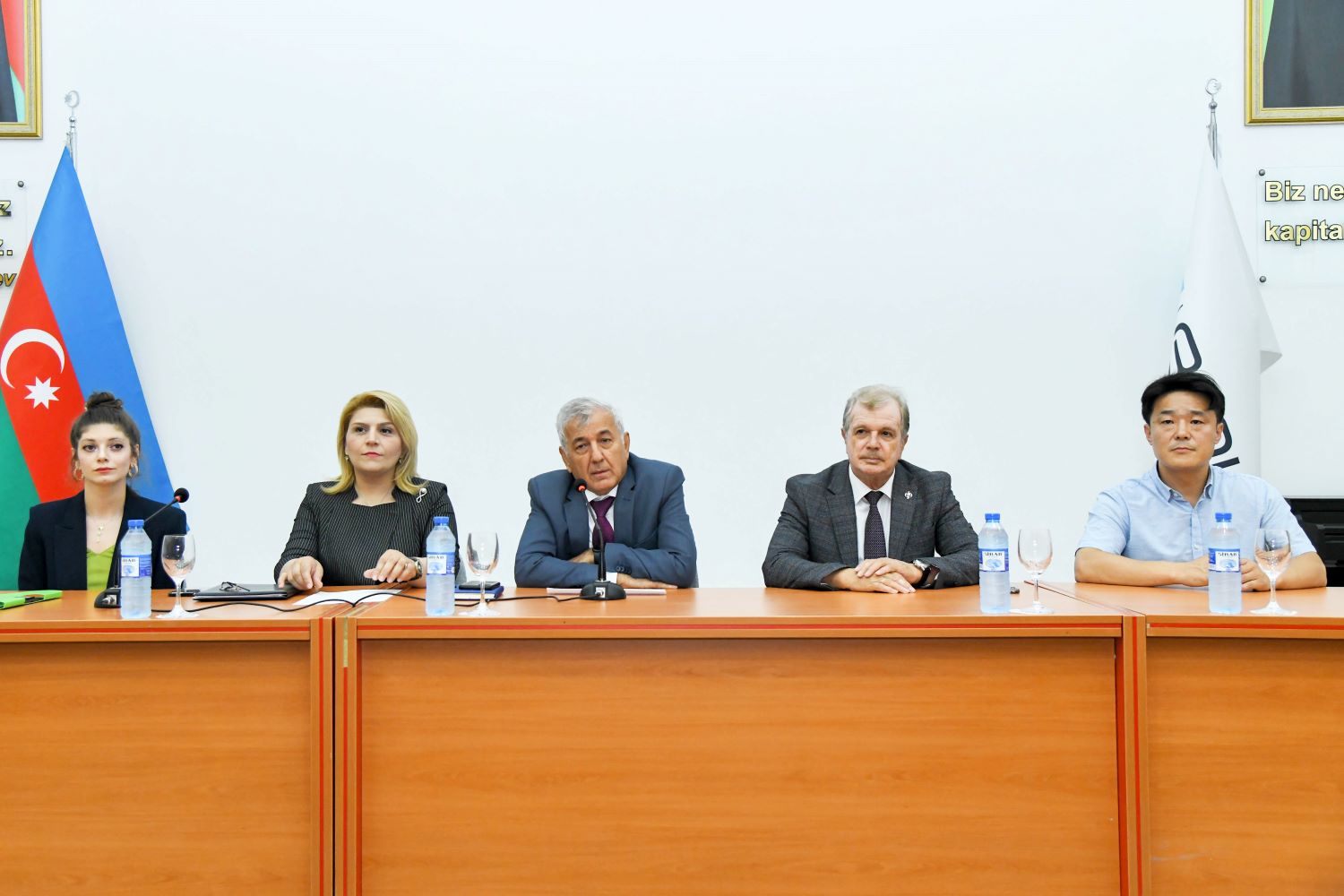 Rektor tələbələrlə görüşüb