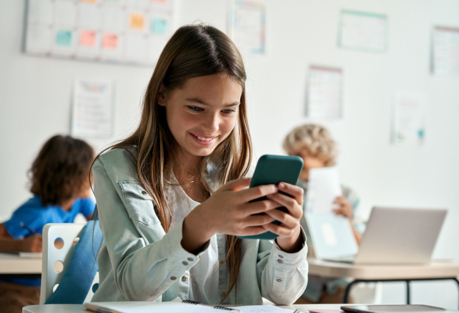  Bu məktəblərdə mobil telefon qadağan edilir   