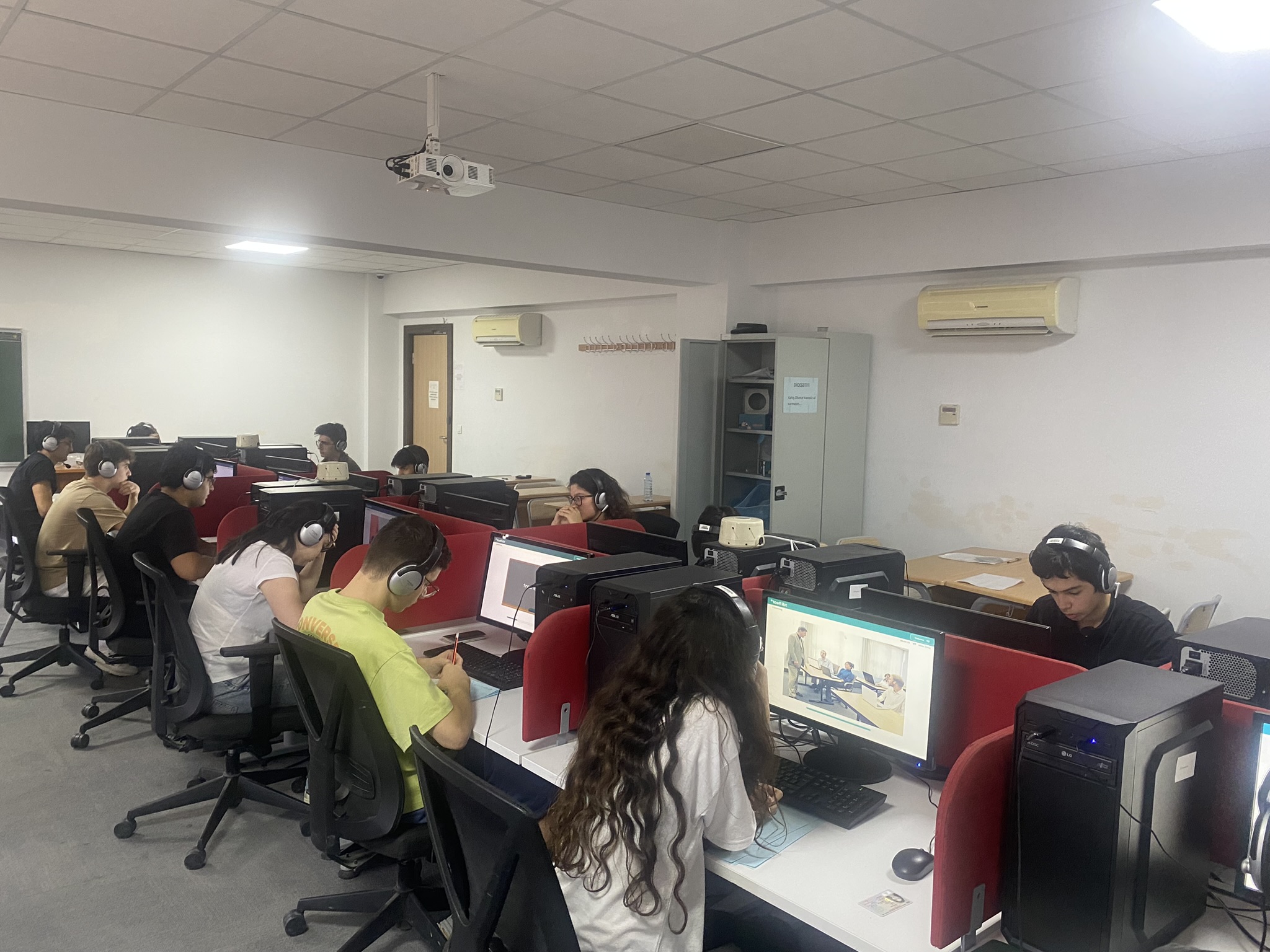 BMU-da növbəti TOEFL iBT imtahanı keçirilib