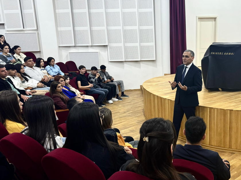 Qarabağ Universitetinin rektoru tələbələrlə silsilə görüşlər keçirib