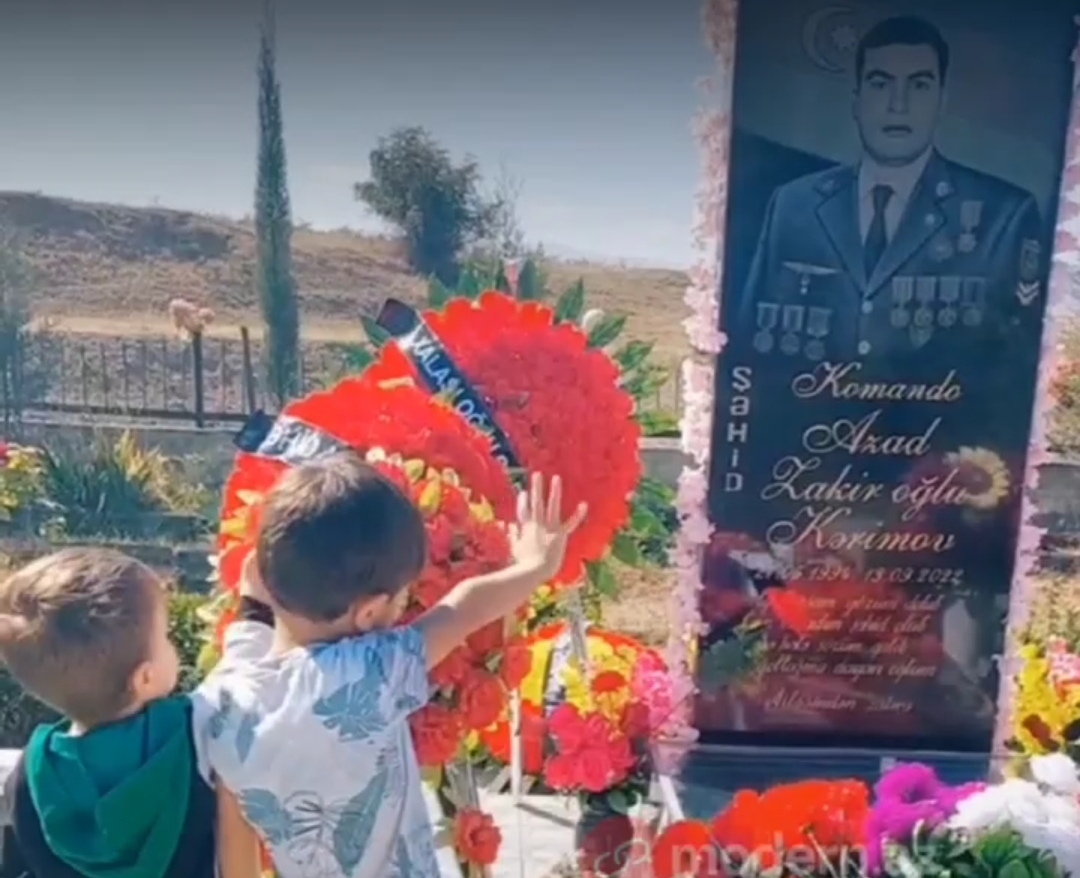 Şəhid övladları atalarının məzarı ilə DANIŞDI - VİDEO