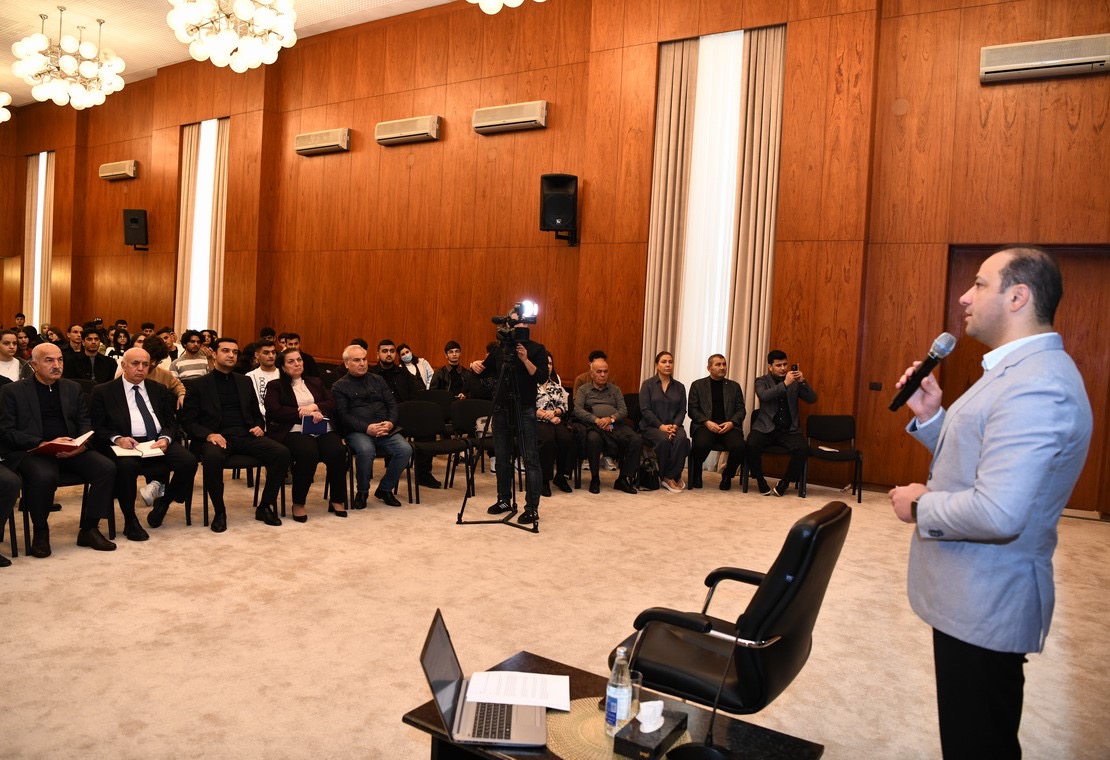 Vazeh&nbsp;Əskərov tələbələrlə görüşüb
