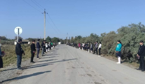 Şagirdlər vəfat edən müəllimlərini son mənzilə belə yola saldılar - FOTO