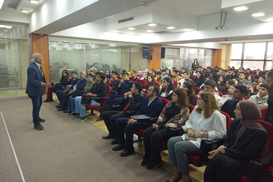 Türkiyəli professor Azərbaycan Universitetinin tələbələrinə mühazirə oxuyub
