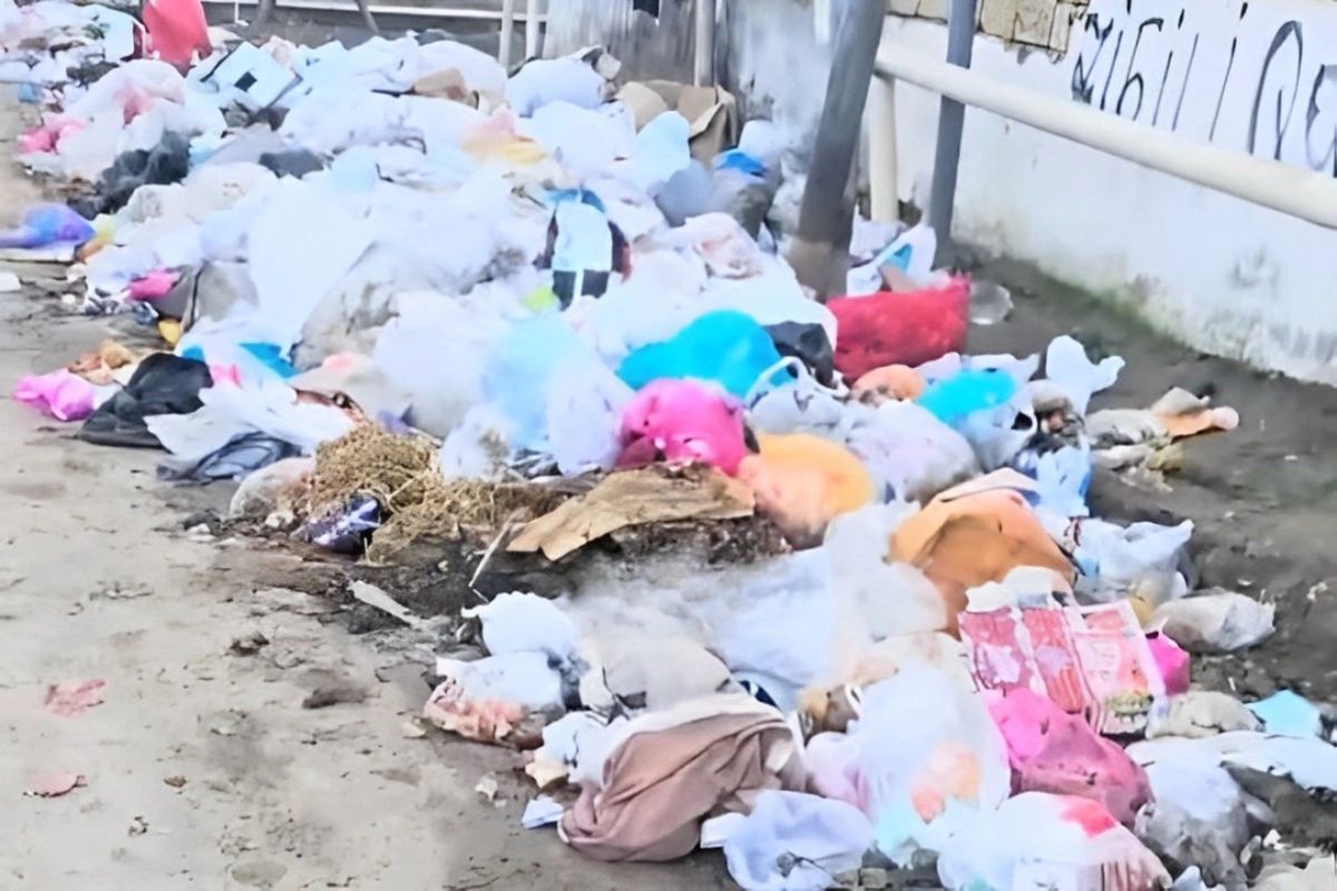 Məktəbin qarşısında zibillik yarandı, polis işə qarışdı