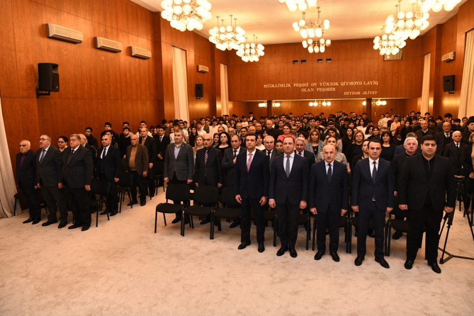 ADNSU-da Ümummilli Lider Heydər Əliyevin anım gününə həsr olunmuş tədbir keçirilib