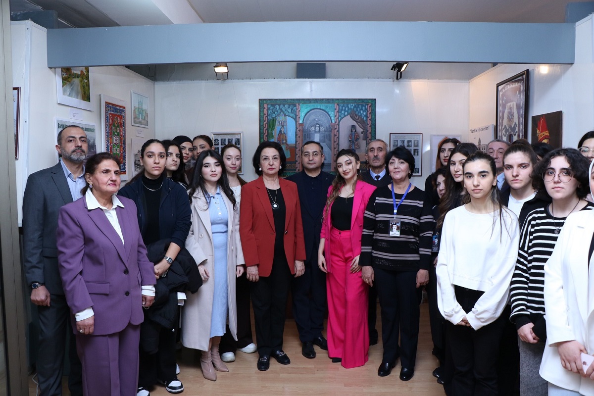 AzMİU tələbələri bu dəfə molbertin qarşısında dayanaraq İrəvana boylandılar