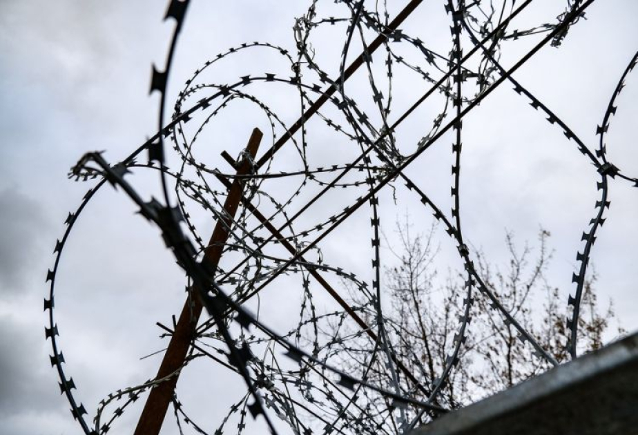 Böyük Britaniyada üç uşağı öldürən yeniyetmə 52 il həbs cəzası alıb