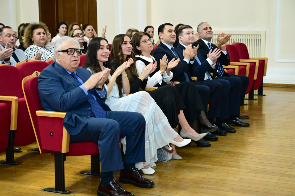Prezidentin qızları tələbələrin konsertində - FOTOLAR