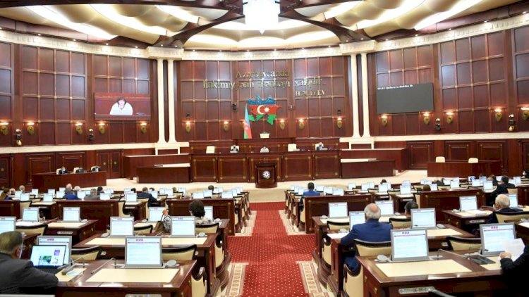 Deputatların dil biliyi yoxlanılsın? - "Bəzi məmurlar nə danışa bilir, nə də oxuya"
