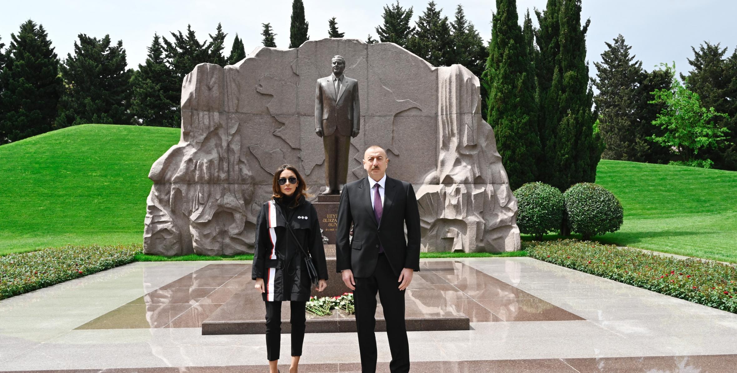 İlham Əliyevlə xanımı Heydər Əliyevin məzarını ziyarət ediblər