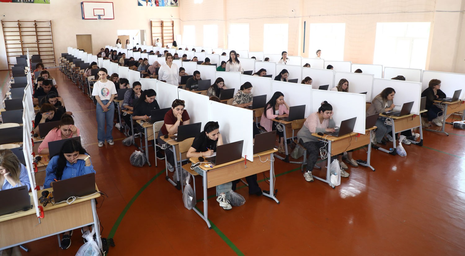 İşə qəbul müsabiqəsinin test imtahanı keçirilir