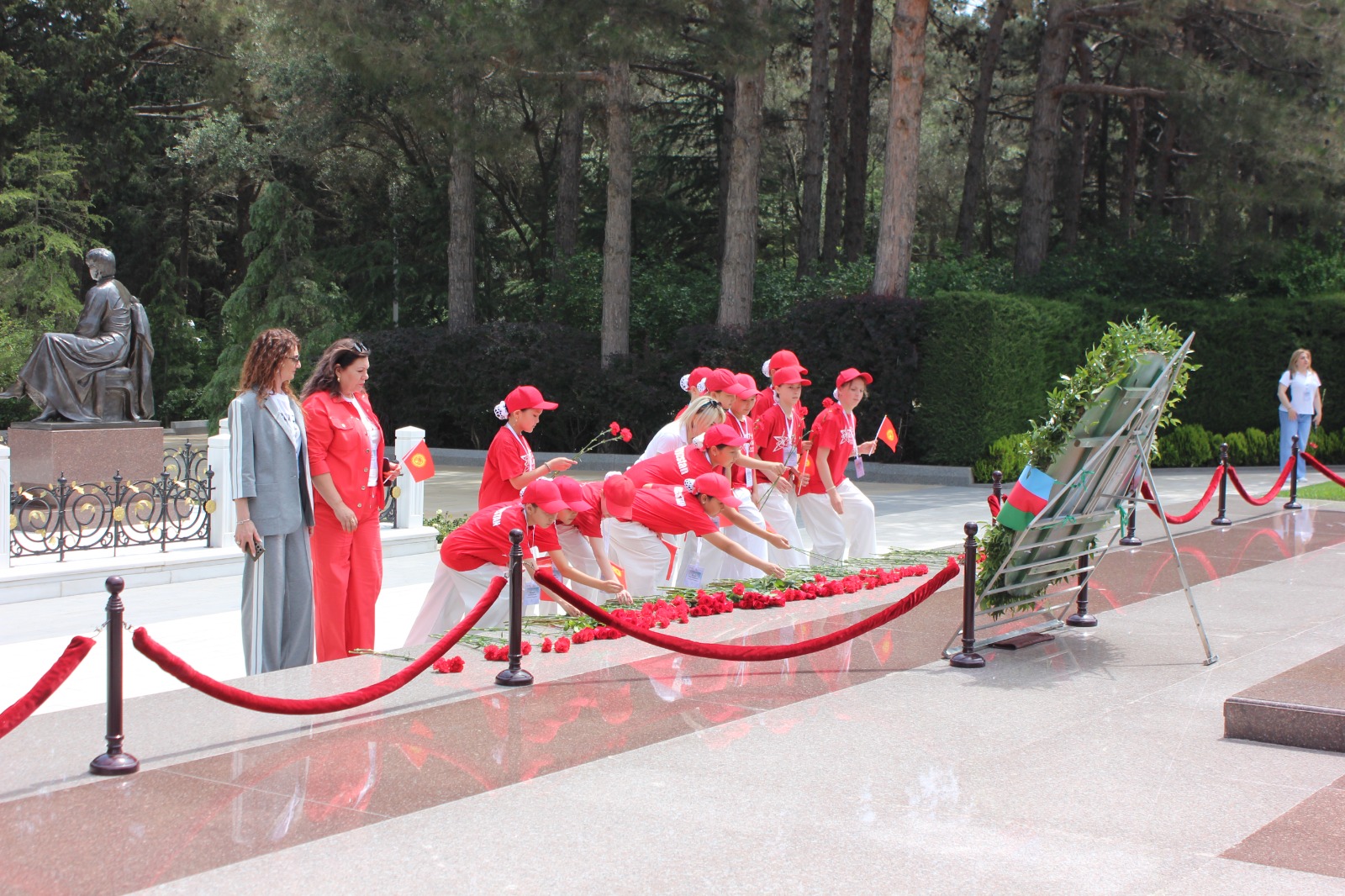 Şuşa festivalının iştirakçıları Fəxri xiyabanda və Şəhidlər xiyabanında olublar
