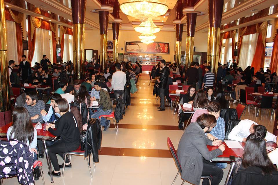 Auditoriyalarda boş, bufetlər isə doludur - Onlayn təhsilə keçidin vaxtıdır?
