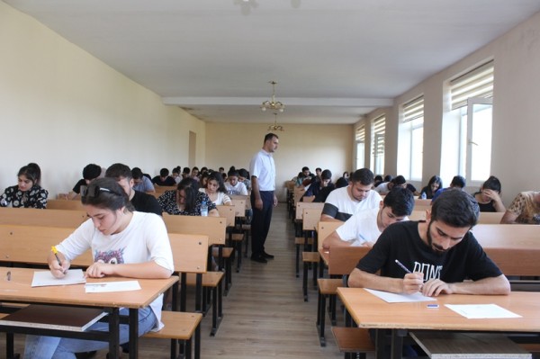 Tələbələr nəticələrin açıqlanmamasından şikayətçidirlər - LDU-dan CAVAB