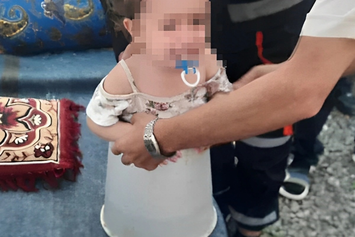 Ağdamda azyaşlı dəmir vedrənin içində sıxılı vəziyyətdə qalıb