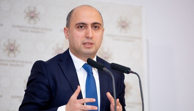 Nazir sertifikasiya suallarının çətinliyinə aydınlıq gətirdi