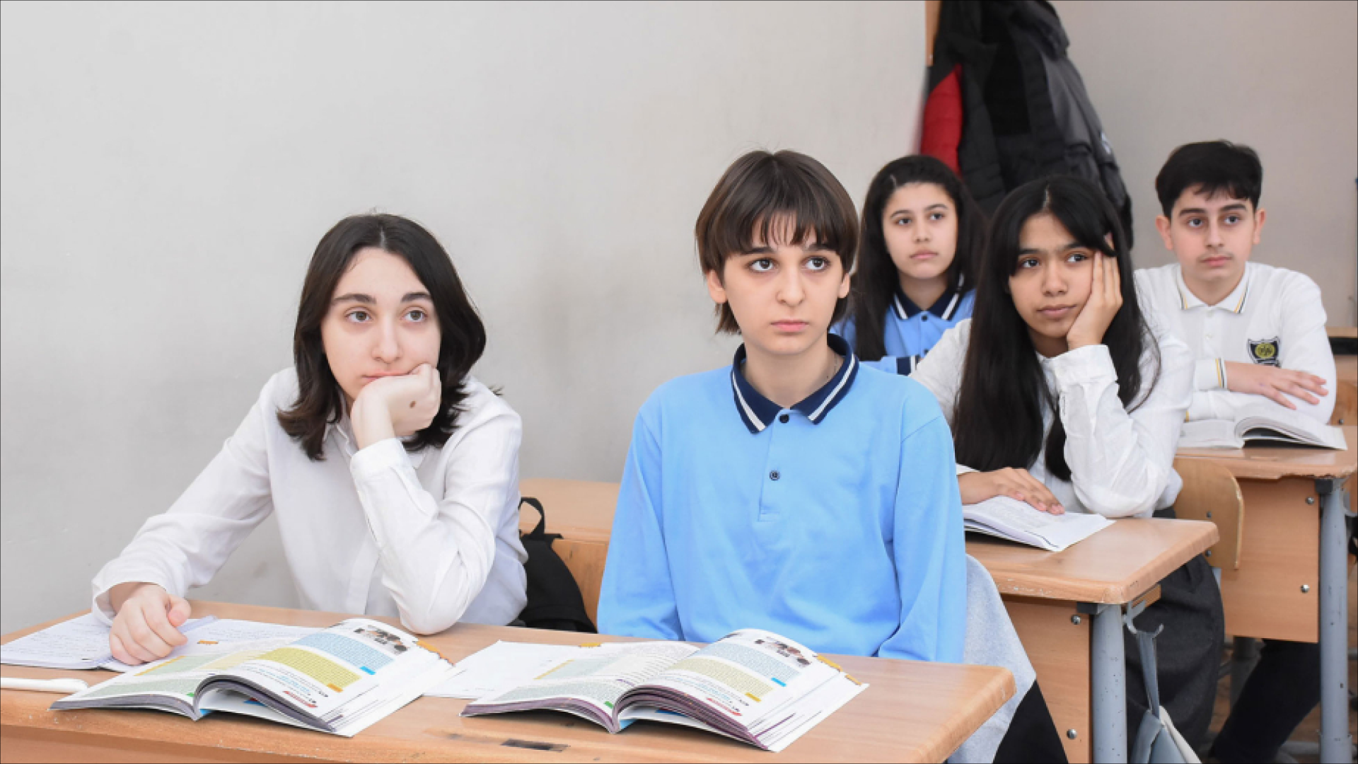 Eyni məktəb, fərqli nəticə - Uğur fərdidir, yoxsa sistematik?