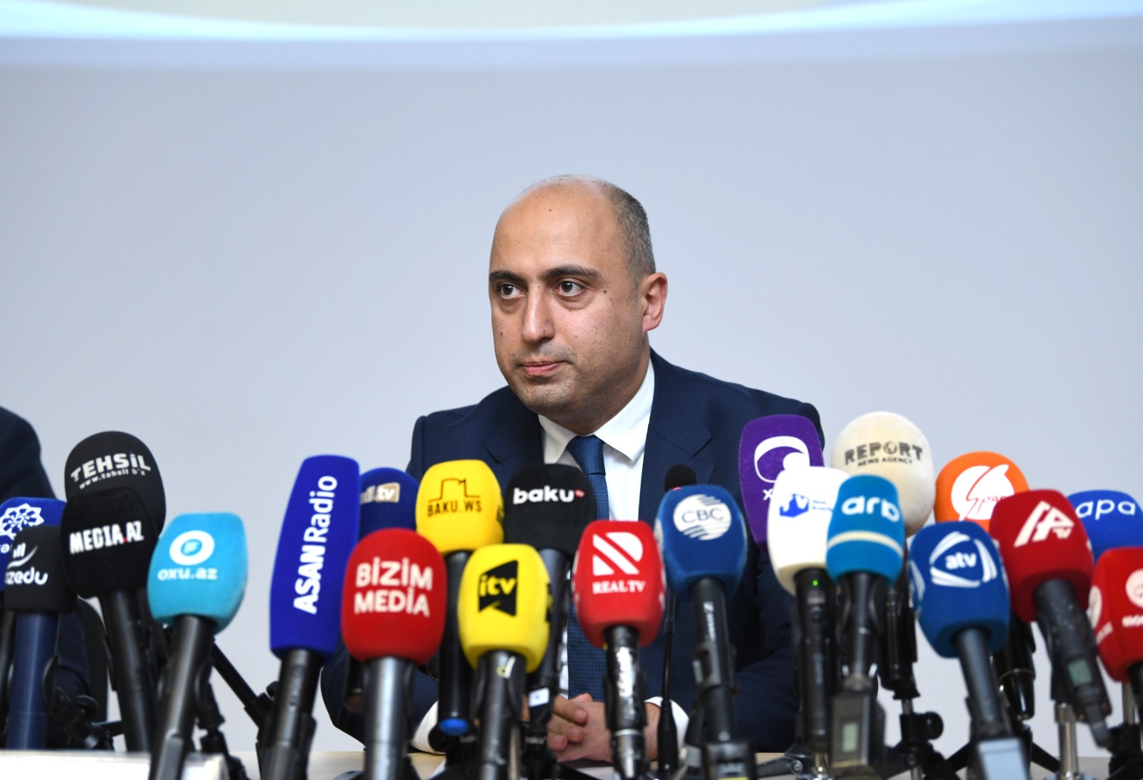 Rusdilli məktəblər BAĞLANMAYACAQ