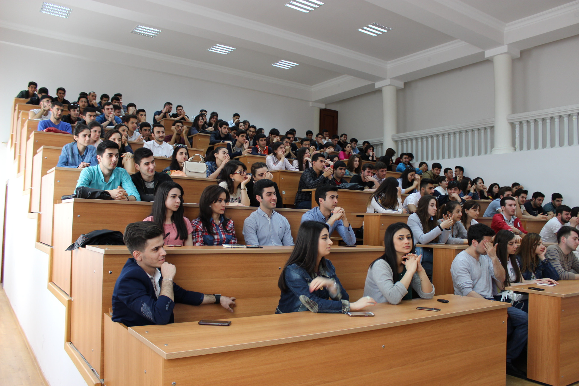 Bəzi universitetlər tələbələrin transferinə əngəl olur