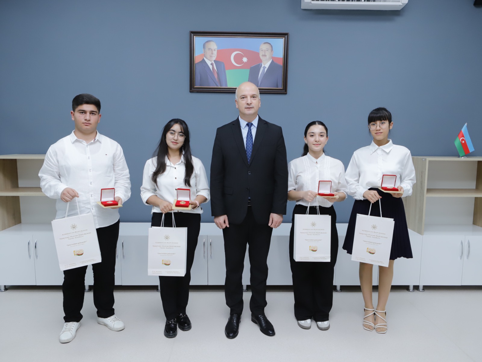Naxçıvanda qızıl nişanla təltif olunan məzunlarla görüş keçirilib- FOTOLAR