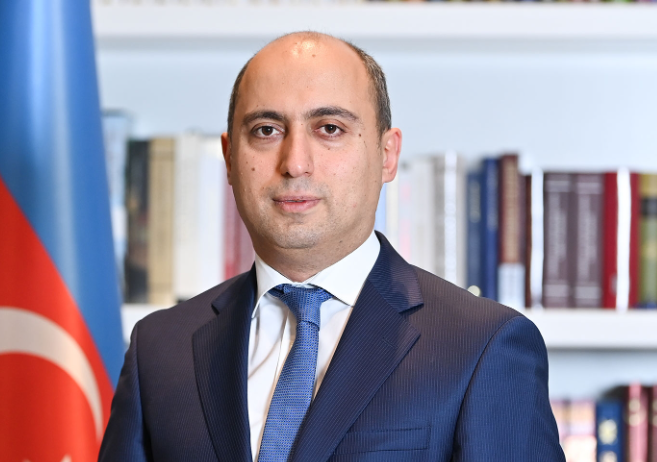 Emin Əmrullayev jurnalistləri TƏBRİK EDİB