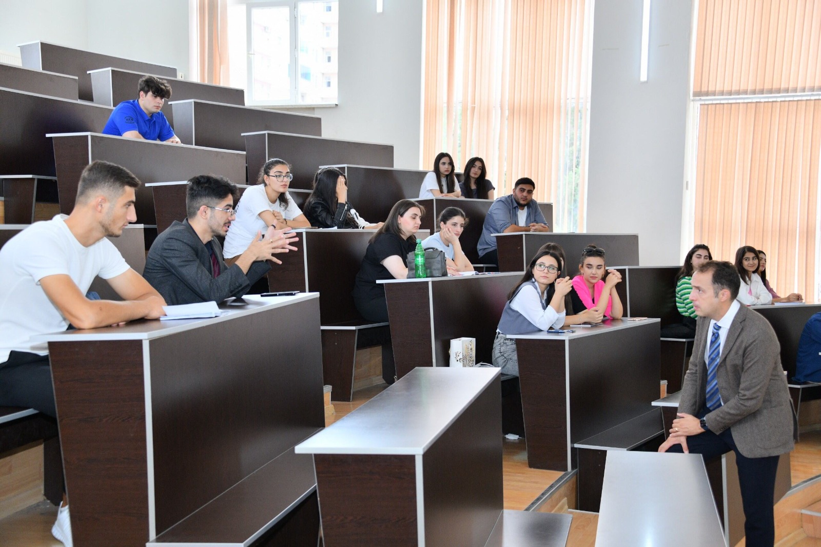 Ali təhsilin bahalaşması: Universitetlərdə təhsil haqqının yüksəkliyi problemi
